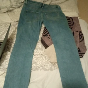 Nya jeans ! Endast använd en gång  - Snygga morderna jeans ! Från denim rebel. Det är tyvärr för stora för mig. Frakt 69 via Instabox och priset för jeansen 60 kr. 