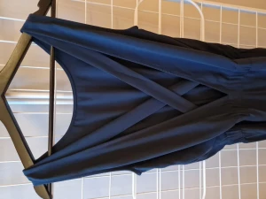 Byxdress Vila  - Marinblå. Öppen rygg med kors. Vida ben. Resår i midjan. 