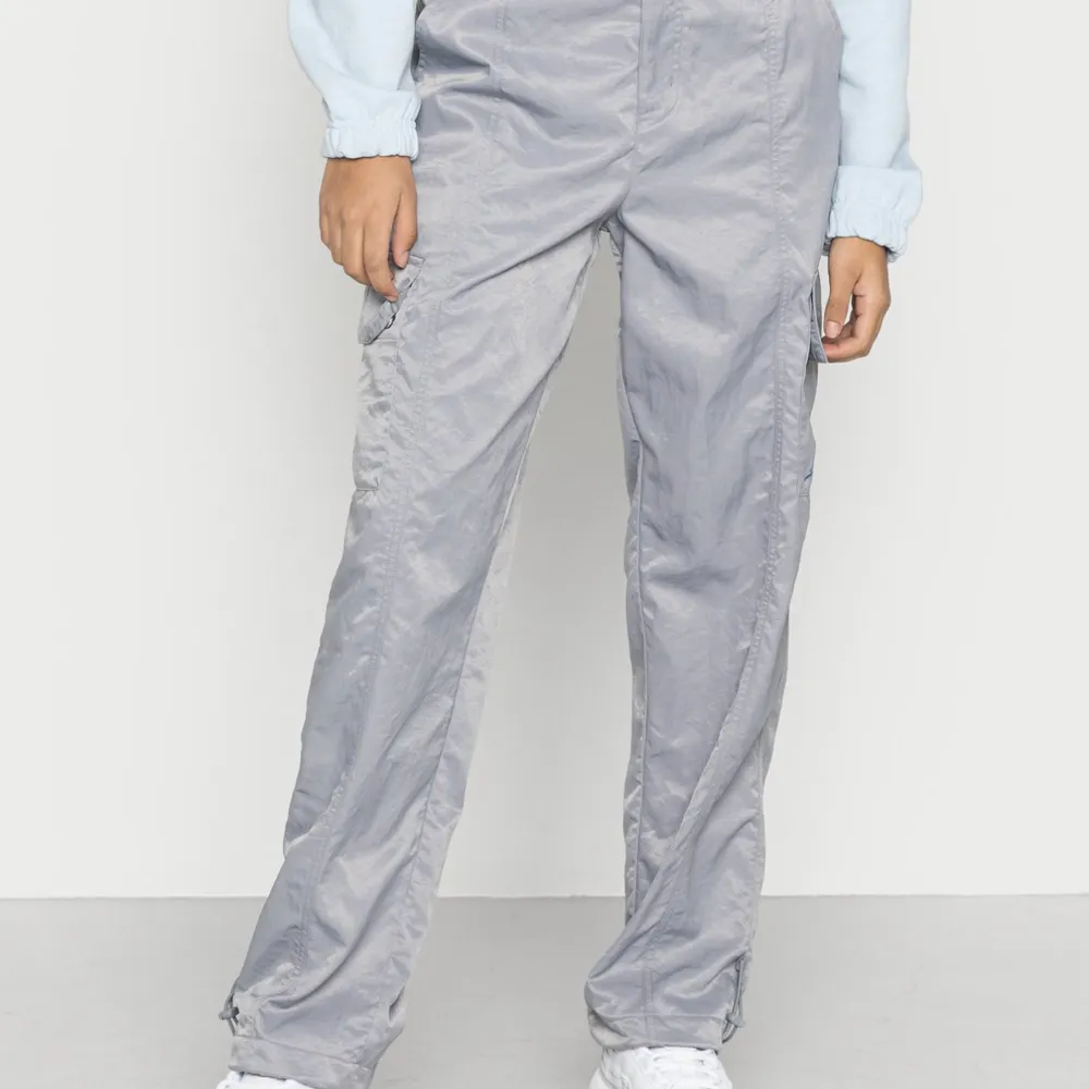 Skitsnygga grå Cargo pants Jordan strl. S. Beställda på Zalando💙 Aldrig använda med prislapp kvar, nypris 979kr!. Jeans & Byxor.