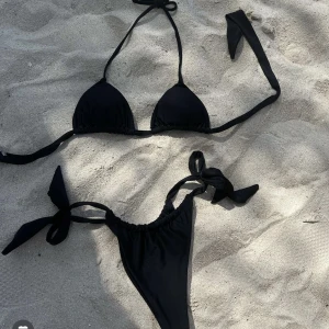 Ak bikinis - Säljer mina ak bikinis pga att jag beställde fel storlek. (De är endast testade) • Överdel storlek M (svart), • Underdelar storlek M (svart, blå) 150kr per del och köparen står för frakten. 