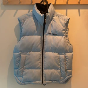 Iets frans blå dunväst - Säljer nu min blåa iets frans väst köpt på Urban outfitters för 1000 kr. Använd väldigt lite och i super bra skick🙌🏼🙌🏼💕