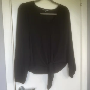 Topp  - Super fin topp, knappt använd, knyte vid midjan  