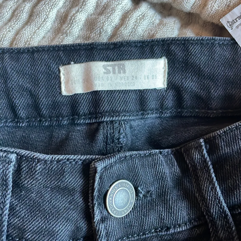 Låg minskade jeans från stradivarius. Väldigt bra i passformen och långa i benen!. Jeans & Byxor.