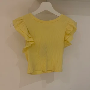 Zara Top - Zara Top som är extremt snygg och färgstark. Färgen är gul och storleken är S. Nypris: 600kr.