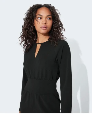 Cat jumpsuit storlek M - Elegant jumpsuit i jersey med rund hals och diskret cut out-detalj framtill. Jumpsuiten passar lika bra till vardags som till fest. Stretch.  Rundhalsad Bekväm passform Figursydd Tricot Stretch 97% Polyester, 3% Elastan  