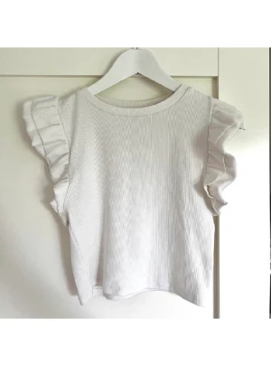 Volang topp - Jättefin volangtopp från Zara💗💗Passar mig bra som har stl S😊