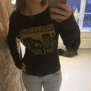 Tröja med tryck  - Säljer denna snygga tröja med ett coolt tryck på i storlek S, säljer för 150kr + frakt (66kr)💓