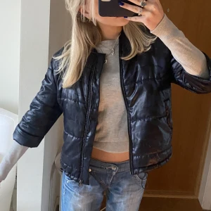 Kortärmad jacka - Sååå sjukt snygg kamouflage mönstrad jacka med trekvartsärmar, liknar lite den populära herno jackan i modellen❤️ kommer från märket nowhere