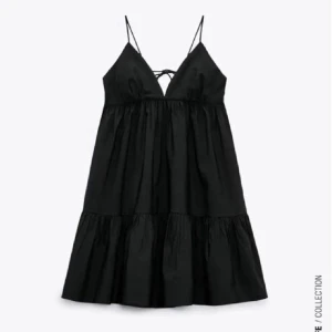 Zara klänning - Säljer denna jätte populära och fina klänningen från zara som är slutsåld. Säljer även en likadan fast i vit💓 säljer pga att de inte kommer till användning längre! Super fint skick. 