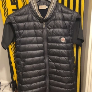 Moncler Väst - Använd några få gånger, inga hål eller liknade på västen, i väldigt bra skick!