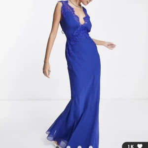 Blå balklänning  - Jättefin helt oanvänd balklänning med prislapp kvar från asos som är helt slutsåld på hemsidan!