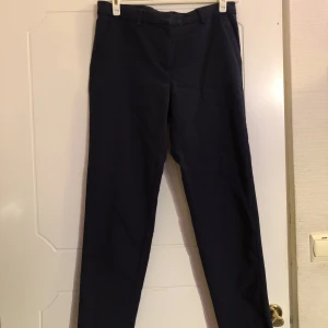 Chinos - Stockh Lm - mörkblåa (nästintill svarta) chinos i storlek 38 köpta på MQ, av märket Stockh Lm. de är i väldigt bra skick, knappt använda. storlek 38. skicka pm om du har frågor eller vill se fler bilder <3 