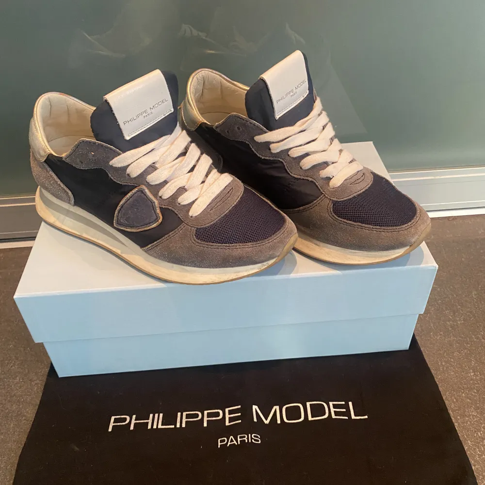 Säljer mina Philippe Model skor i storlek 36💓 Använda fåtal gånger/som nya. Köpta för cirka 3000. Skor.
