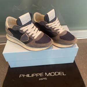 Säljer mina Philippe Model skor i storlek 36💓 Använda fåtal gånger/som nya. Köpta för cirka 3000