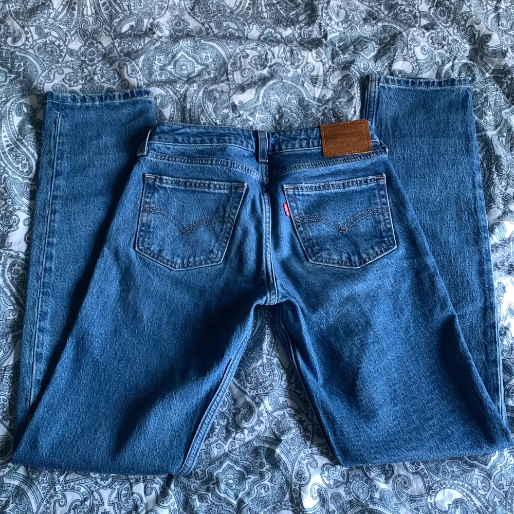 Jättesnygga low Waist levis jeans. Använda 2-3 gånger men dom är tyvärr för små nu💗. Jeans & Byxor.