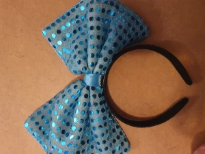 Holly s led rosett  stor  - Säljer  Holly s led diadem den är lös men det går nog att  limma så blir den nog som ny igen! 