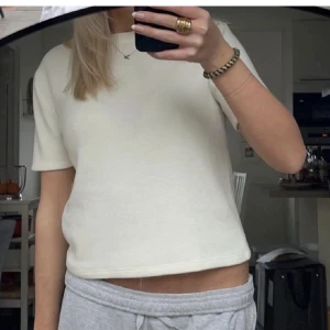Topp från zara - Söt topp från zara i strl M , använd 2-3 gånger och i mycket bra skick! Frakt tillkommer 