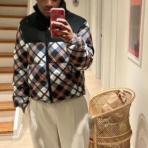 Dunjacka  - Dunjacka i fint skick från weekday i storlek S (sitter som M/L) Jjackan har använts varsamt! 