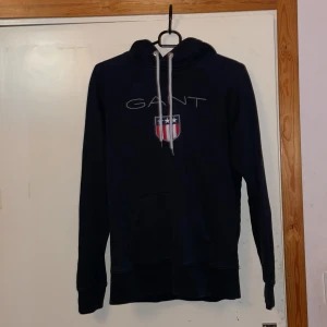 Gant huvtröja strl S  - Gant huvtröja strl S svart fint skick 