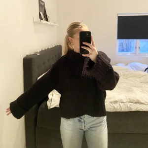 Svart stickad tröja  - En fin svart stickad tröja från gina tricot. Använd fåtal gånger! Storlek L (sitter som S/M) 🖤