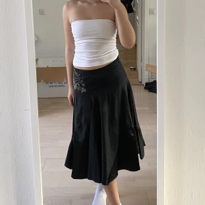 svart plisserad kjol - vintage lowwaist kjol, storlek M men passar som S om man har den low waist :)