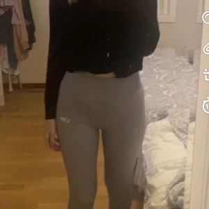 Iciw träningsbyxor storlek M - Säljer ett par iciw träningsbyxor i storlek M  i färgen lila/ typ beige i ribbad jätte sköna och väldigt bra skick❣️säljer pågrund av att de bara ligger i garderoben och inte används, BJUDER PÅ FRAKTEN❣️