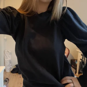 Svart tjocktröja med puffärm - Jättesnygg svart  collegetröja med puffärmar helt som ny! Nypris 750kr
