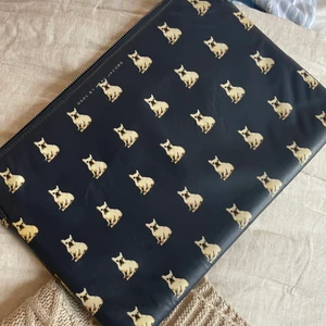 Datorfodral Marc by Marc Jacobs  - Jättefint datorfodral från Marc by Marc Jacobs! Passar MacBook Pro och Air. 35X24 cm stort. Som nytt! Tryck ej på köp direkt, skriv till mig!