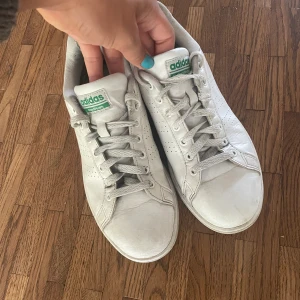 adidas Cloudfoam Stan Smith-similar - Adidas sneakers, stan smith. Ca 1,5 år gammla, smutsiga men försvinner nog efter en tvätt. Pris kan diskuteras