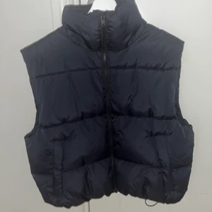 Väst  - Jag säljer nu min väldigt mörkblå/svarta väst från bikbok 💓den är använd ett fåtal gånger i våras! 💗men i skicket är den precis som ny & anledningen till att jag säljer den är för att jag känner att den inte kommer till användning för mig 💕