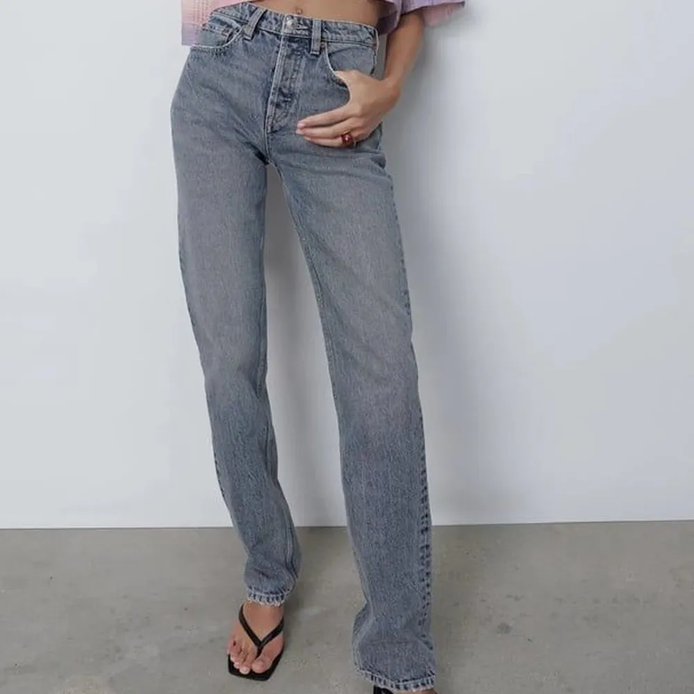Säljer ett par blå/grå jeans med mid-rise modell.   Superbra skick, endast använda fåtal gånger🤍  Storlek: 38. Jeans & Byxor.