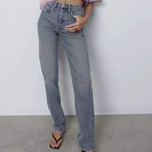 Säljer ett par blå/grå jeans med mid-rise modell.   Superbra skick, endast använda fåtal gånger🤍  Storlek: 38