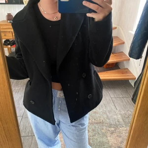 Kort kappa - Jätte fin kort kappa från Zara! Jätte fint skick, lite trasig innuti men inget som syns! Storlek M men skulle säfa att den är mer som en S. Har lagt ut en ny annons, buda på den🤗