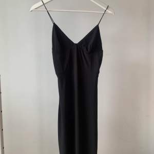 Ny svart klänning från Club l i storlek 36🖤 Tryck på KÖP NU för att den ska bli din direkt🌸