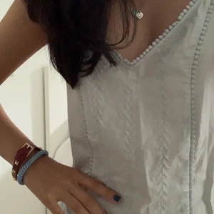 Topp - Sååå himla fint linne med broderi detaljer❣️ super skönt material! Aldrig använd, nyskick😚kan mötas upp och posta!