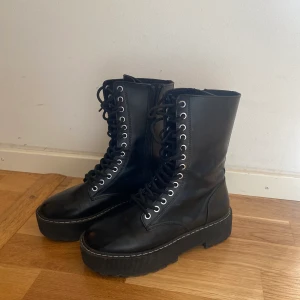 Kängor fakeläder  - Vinter/höst kängor med lite platå. Toppen skick. Inga defekter, de är från H&M och kommer inte till användning. 