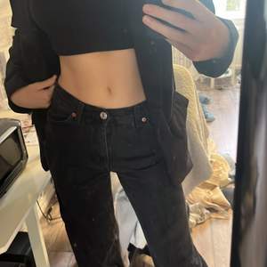 svart jeans från monki, superfin modell. Dock blivit för korta på mig som är 175cm😫