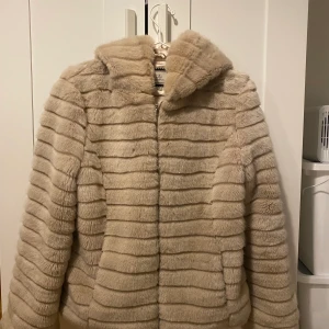 Jacka  - Super mysig och jätte mjuk fuskpäls jacka!  Köparen står för frakt 