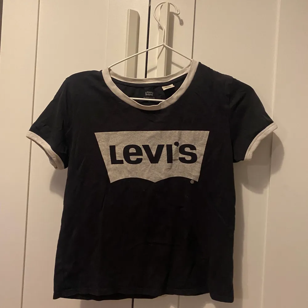Fin t-shirts i jätte bra skick från Levis  Köparen står för frakt . T-shirts.