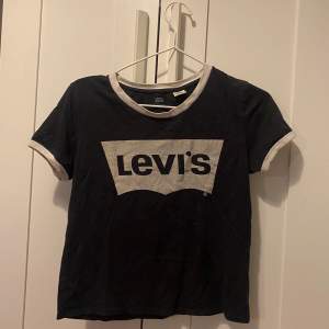 Fin t-shirts i jätte bra skick från Levis  Köparen står för frakt 