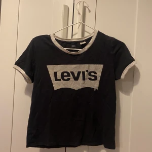 Levi’s t-shirt - Fin t-shirts i jätte bra skick från Levis  Köparen står för frakt 