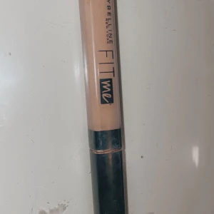 Fit me concealer  - Nummer 15. Använder inte för de inte e min färg. Säljer för 45kr eftersom jag har använt lite❤️