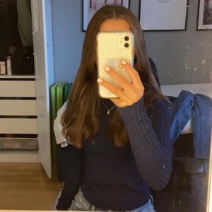marinblå tröja 💙 - säljer denna marinblåa ribbade tröja i storlek xs från cubus, jätteskönt material och jättefin färg! köpt för 200 men säljer för 90!💙💙💙