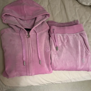 Juicy Couture set strl S - Hej, säljer mitt juicy coutore set använt få gånger, bra skick. Säljer det pågrund av att det inte passar längre. Köpt nytt på raglady orginalpris 2300 och säljer det för 700. Skriv om ni bara vill ha en av delarna