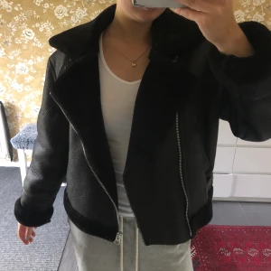 Höstjacka - Jättefin höstjacka! Mjuk och skön. Inte alls mkt använd så väldigt bra skick. Jag har S så den sitter lite oversized😋