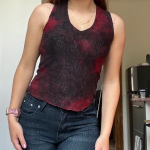 Topp - Säljer denna fina 90s topp som jag har köpt från humana! Toppen är i fin sick, har ingen storlek angiven men passar mig perfekt som är storlek M. Pris kan diskuteras❤️