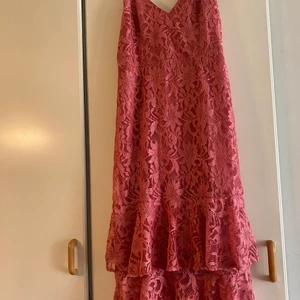 Klänning från Nelly eve  - Fin midi klänning. Aldrig haft på mig. Köparen står för frakt. Färgen liknar mer dem första två blilderna. 