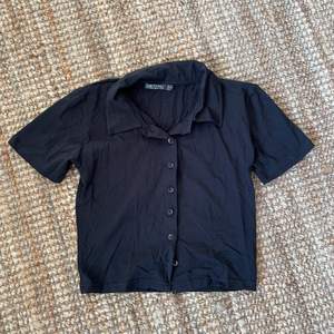 Supersöt svart tröja med knappar och krage🤩 Aldrig använd. Hör av dig vid intresse/frågor! Köparen betalar eventuell frakt💕