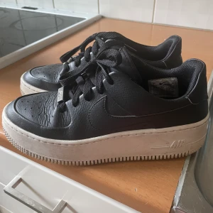 Nike air force  - Nike air force sage low  Storlek 38 I fint skick, en pytteliten slitning i hälen (se bild)  Köpta för 1299kr  Har även vita jag kan sälja för 350kr eller båda för 700kr😊   Finns i Linköping, kan tas till Kalmar. Kan frakta men köparen står för frakten :) 