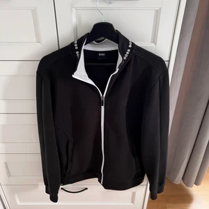 Hugo boss tröja  - Köptes på Hugo Boss  Sparsamt använd.  Rök&Djurfri!  Säljs pga den är för liten.